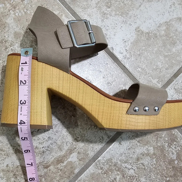 MIA 9.5 Taupe Wood Platform Sandals Strappy Buckle Retro 70s Y2K Chunky Heels - Picture 8 of 8